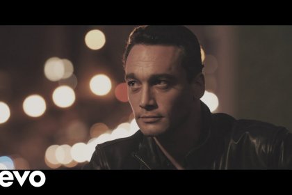 Jean-Baptiste Guéguan (sosie vocal de Johnny Hallyday) directement  numéro 1 des ventes d&rsquo;albums