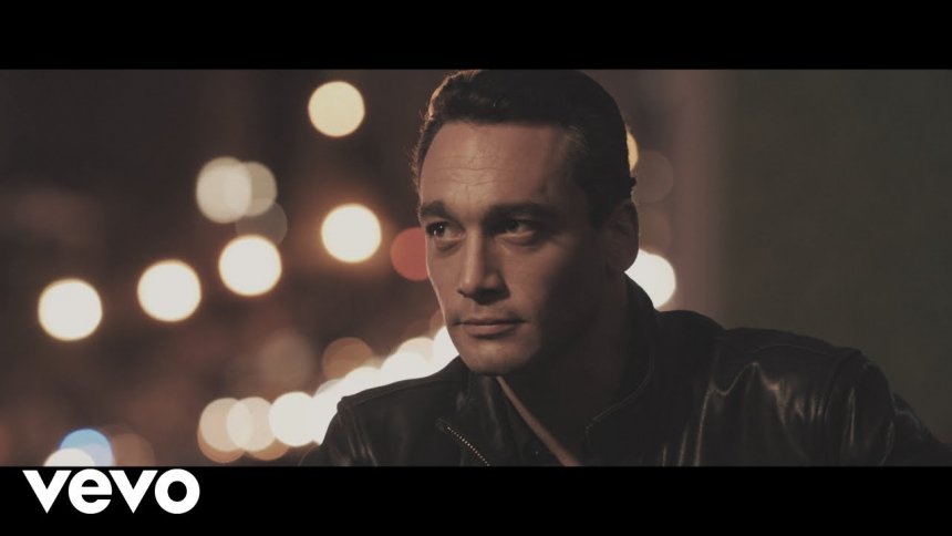 Jean-Baptiste Guéguan (sosie vocal de Johnny Hallyday) directement  numéro 1 des ventes d&rsquo;albums