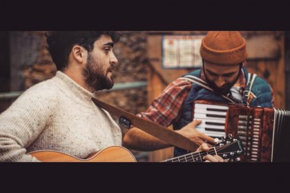 L&rsquo;énorme succès de ce clip avec Tibz et « Le trottoir d&rsquo;en face » pour la page Facebook Le Gueuleton