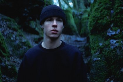 VIDÉO Seb (La Frite) dénonce les dessous des influenceurs dans son premier clip « Taedium »