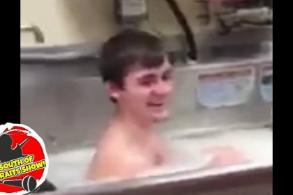 VIDÉO Cet employé d&rsquo;un fast-food se baigne dans l&rsquo;évier de la cuisine, la direction prend une décision radicale