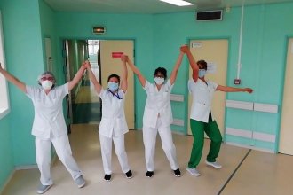 VIDÉOS A Béziers, les soignants fête la guérison du dernier patient Covid-19 en musique