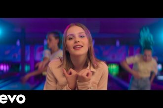 Carla, la chanteuse de Bim Bam Toi, dévoile le clip « L&rsquo;autre Moi »