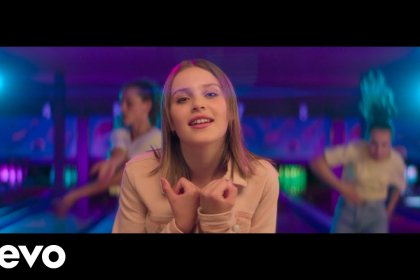 Carla, la chanteuse de Bim Bam Toi, dévoile le clip « L&rsquo;autre Moi »