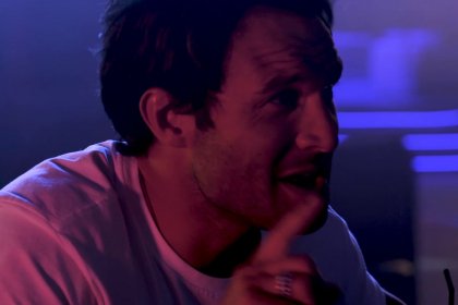 Découvrez la reprise rock de « Quelqu&rsquo;un m&rsquo;a dit » de Carla Bruni par Reynald