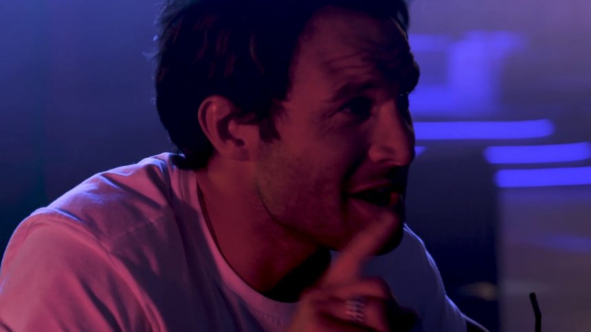 Découvrez la reprise rock de « Quelqu&rsquo;un m&rsquo;a dit » de Carla Bruni par Reynald