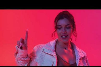 Laure Giordano : Après The Voice 8 et la comédie musicale « Bernadette de Lourdes », voici son clip « Y&rsquo;aura des jours »