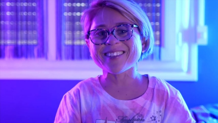 Video la chanteuse elodie costa dévoile son nouveau clip "baisse pas les bras" VIDEO La chanteuse Elodie Costa dévoile son nouveau clip « Baisse pas les bras »