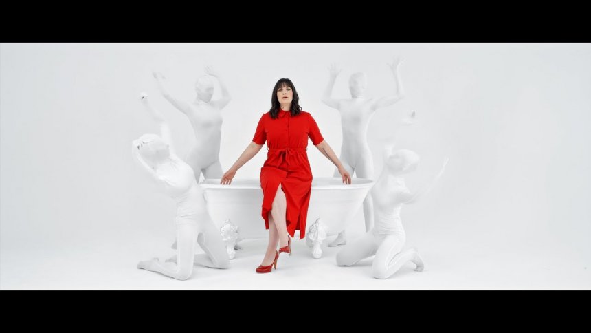 June milo : voici le clip « parfaite » June Milo : voici le clip « Parfaite »