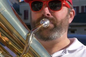 Sans Prétention sort son premier album « Le Vent des Jours Heureux » avec le clip « On s’en fout, Tous debout »