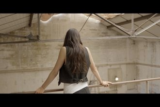 La chanteuse Julia Guez dévoile le clip de la chanson Fixe