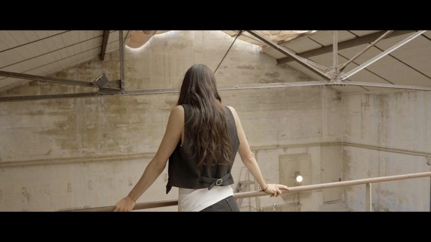 La chanteuse Julia Guez dévoile le clip de la chanson Fixe