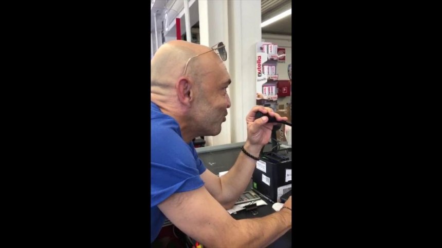 Video il fait sa demande en mariage dans un supermarché VIDEO Il fait sa demande en mariage dans un supermarché