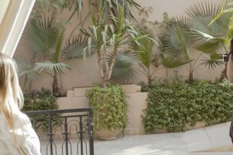 Découvrez Lyna Mé et le single « Loin »