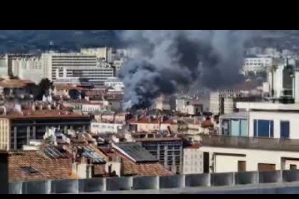 VIDEO Marseille : Enorme incendie rue de la République, les marins-pompiers ont maîtrisé le feu