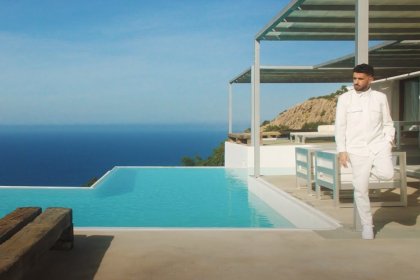 Après son concert à L&rsquo;Olympia, découvrez son nouveau clip « Dis Moi Tout »