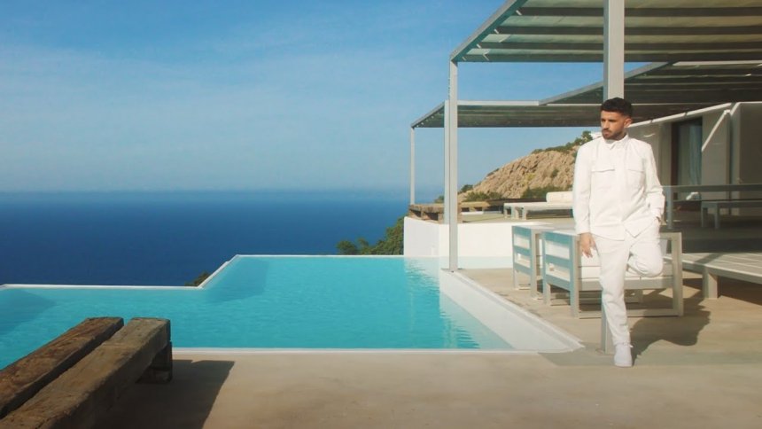 Après son concert à L&rsquo;Olympia, découvrez son nouveau clip « Dis Moi Tout »