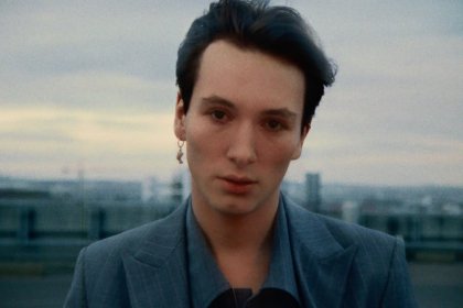 Découvrez l&rsquo;auteur-compositeur-interprète indépendant Sacha qui cartonne avec les clips « Mélancolie » et « Merci »