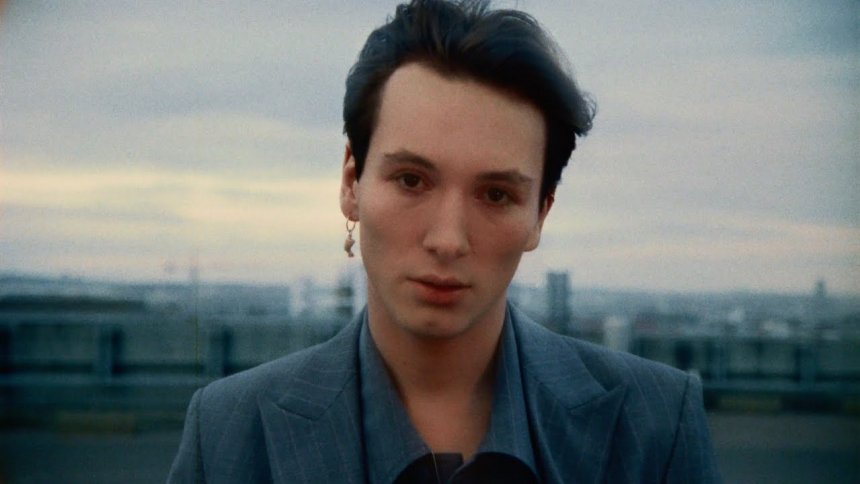 Découvrez l'auteur-compositeur-interprète indépendant sacha qui cartonne avec les clips "mélancolie" et "merci" Découvrez l’auteur-compositeur-interprète indépendant Sacha qui cartonne avec les clips « Mélancolie » et « Merci »