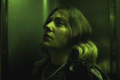 DONAMARIA revendique le lacher prise face aux doutes avec son clip introspectif « Demain »