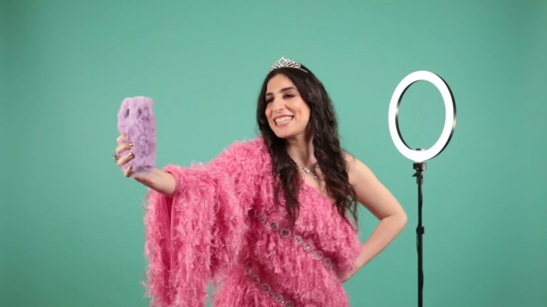 La chanteuse Deybo s’attaque aux influenceurs dans son clip « J’suis parfaite »