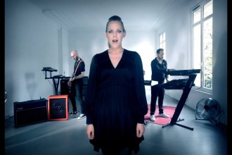 Batz dévoile son premier album Red Gold Rush et un nouveau single en collaboration avec Charlotte Savary