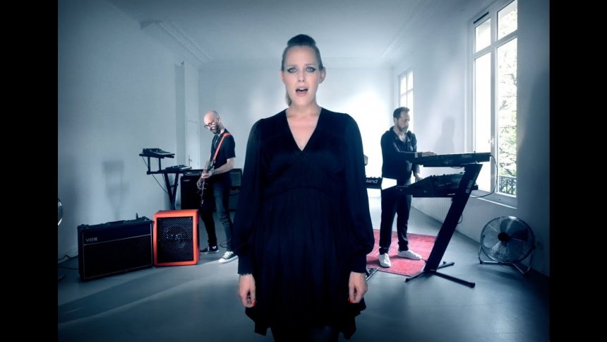 Batz dévoile son premier album red gold rush et un nouveau single en collaboration avec charlotte savary Batz dévoile son premier album Red Gold Rush et un nouveau single en collaboration avec Charlotte Savary