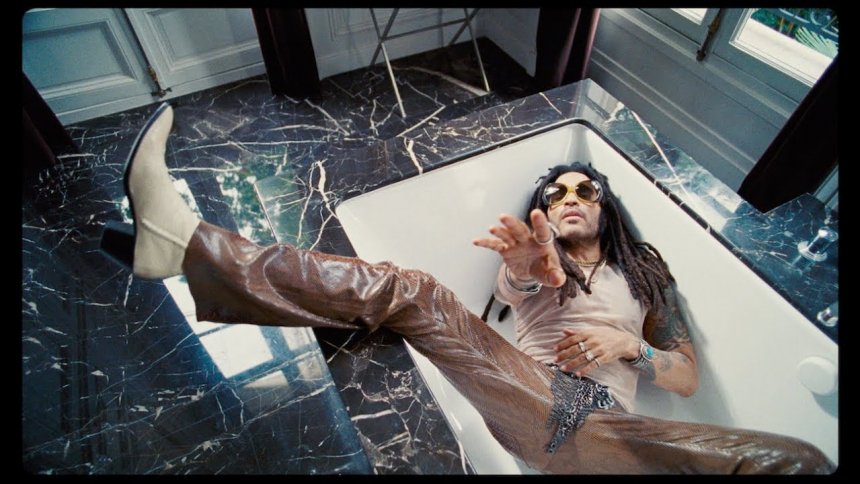 Lenny kravitz dévoile son nouvel album "blue electric light" et lance le clip du single "tk421" Lenny Kravitz dévoile son nouvel album « Blue Electric Light » et lance le clip du single « TK421 »