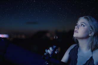 VIDEO Louane brille avec son nouveau clip « Les étoiles »