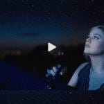 Un nouveau clip de Louane avec la chanteuse qui fixe les étoiles dans le ciel nocturne.
