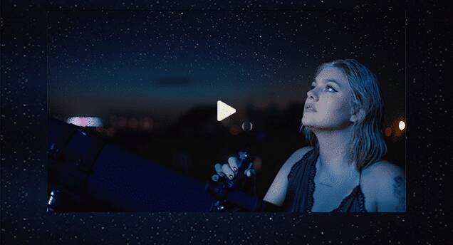 Un nouveau clip de Louane avec la chanteuse qui fixe les étoiles dans le ciel nocturne.