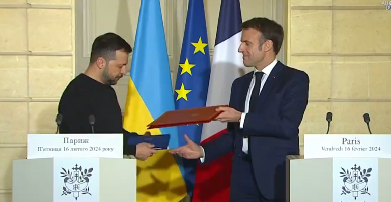 Volodymyr Zelensky et Emmanuel Macron ont signé l’accord bilatéral de sécurité entre l’Ukraine et la France