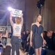 VIDÉO. Paris : le défilé de Victoria Beckham perturbé par PETA à la Fashion Week "Vive le cuir végan"