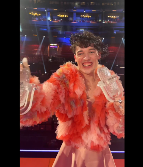 Nemo remporte l'Eurovision 2024 et casse son trophée lors de la célébration