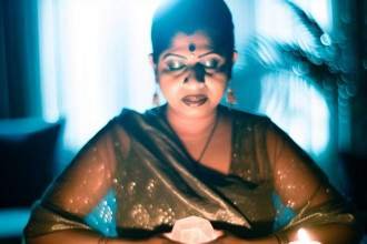 Médium définition : comprendre les capacités extrasensorielles et le paranormal