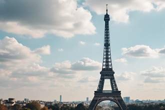 La ministre de la Culture Rachida Dati a demandé le classement de la tour Eiffel au titre des monuments historiques, la société d’exploitation en colère