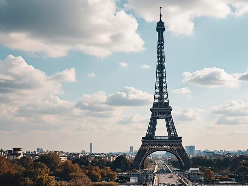 La ministre de la Culture Rachida Dati a demandé le classement de la tour Eiffel au titre des monuments historiques, la société d’exploitation en colère