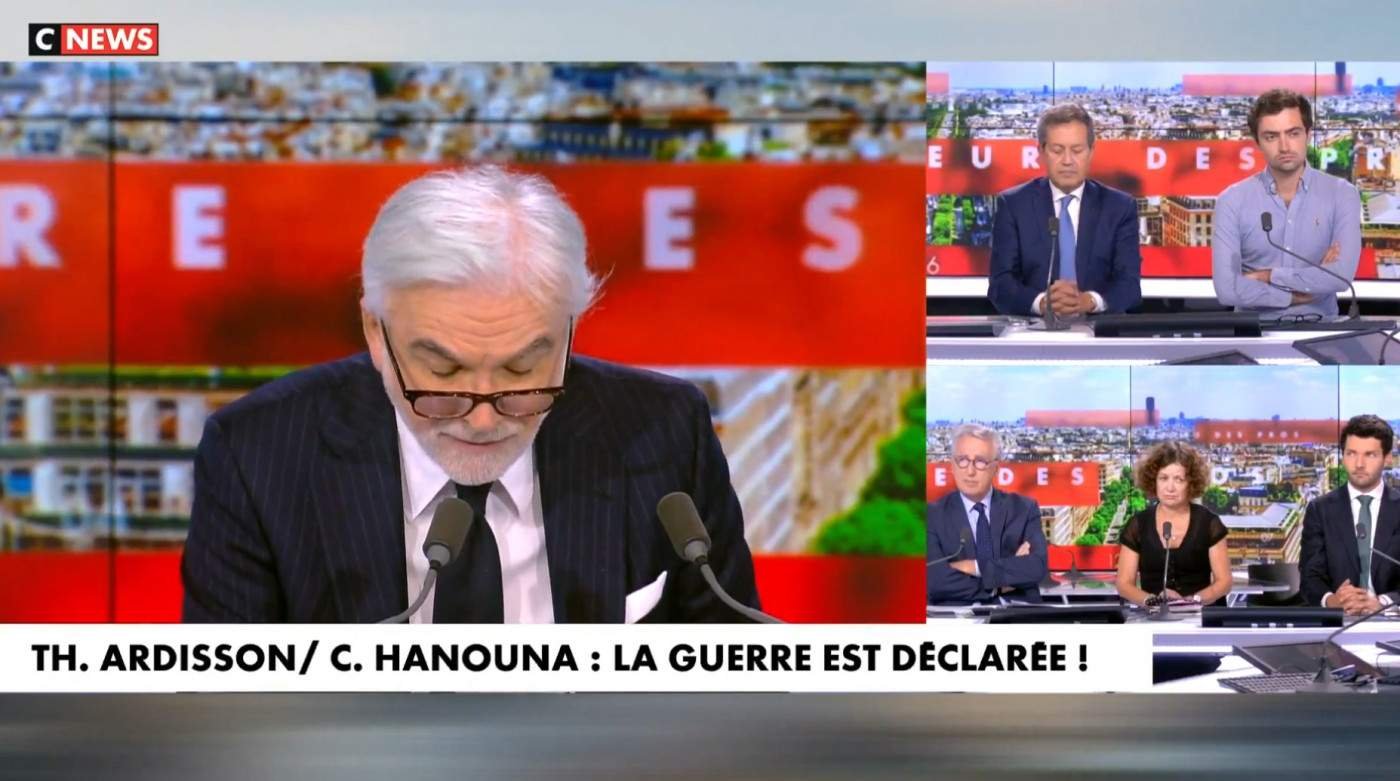 Pascal Praud épingle la communication de l’Élysée après la polémique de la vidéo Macron