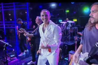 Star Academy : Nikos « Daddy Cool » Aliagas fait sensation dans un costume magique tout droit venu des années 70