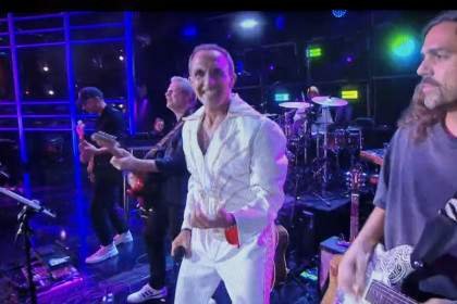 Star Academy : Nikos « Daddy Cool » Aliagas fait sensation dans un costume magique tout droit venu des années 70