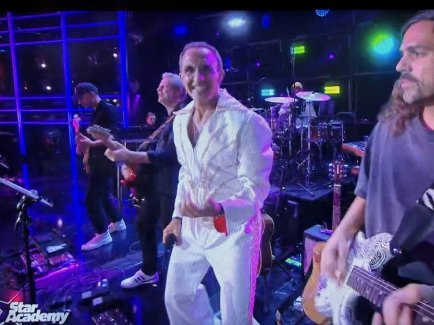 Star Academy : Nikos « Daddy Cool » Aliagas fait sensation dans un costume magique tout droit venu des années 70