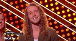 Quotidien : Julien Doré surpris par l&rsquo;apparition des L5 pendant sa performance