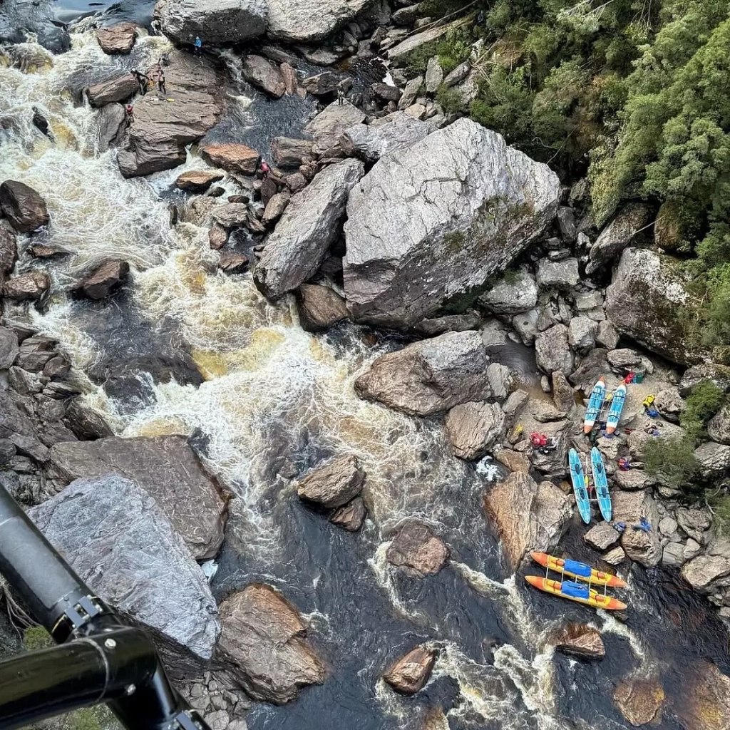 Un kayakiste amputé sur place après 20 heures coincé dans des rochers en Australie