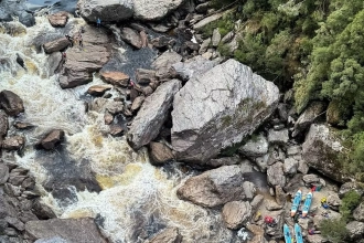 Un kayakiste amputé sur place après 20 heures coincé dans des rochers en Australie