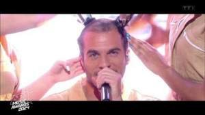 Amir se fait raser les cheveux en direct lors des NRJ Music Awards