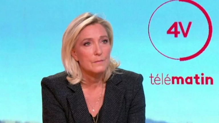 Procès  des assistants parlementaires RN : le parquet requiert 5 ans de prison mais aussi une peine d’inéligibilité contre Marine Le Pen