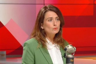 Marine Tondelier appelle à réguler ou fermer X, le réseau « catalyseur de haine »