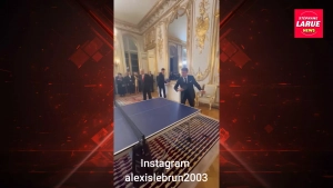 Emmanuel Macron joue au ping-pong avec le champion Alexis Lebrun à l&rsquo;Élysée