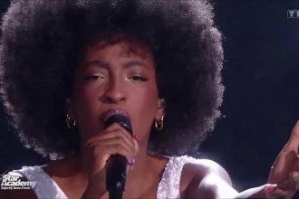 Ebony enflamme la scène de la Star Academy avec « L&rsquo;Hymne à l&rsquo;amour »