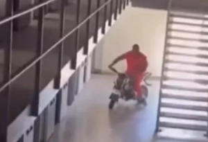 Le rappeur P. Diddy filmé en prison : une vidéo de lui à moto et c&rsquo;est une scène surréaliste